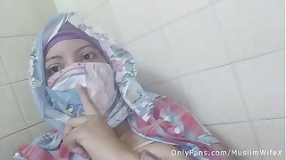 Real Arab عرب وقحة كس Mom Sins In Hijab Wits Squirting Her Muslim Pussy Essentially Webcam ARABE RELIGIOUS Mating